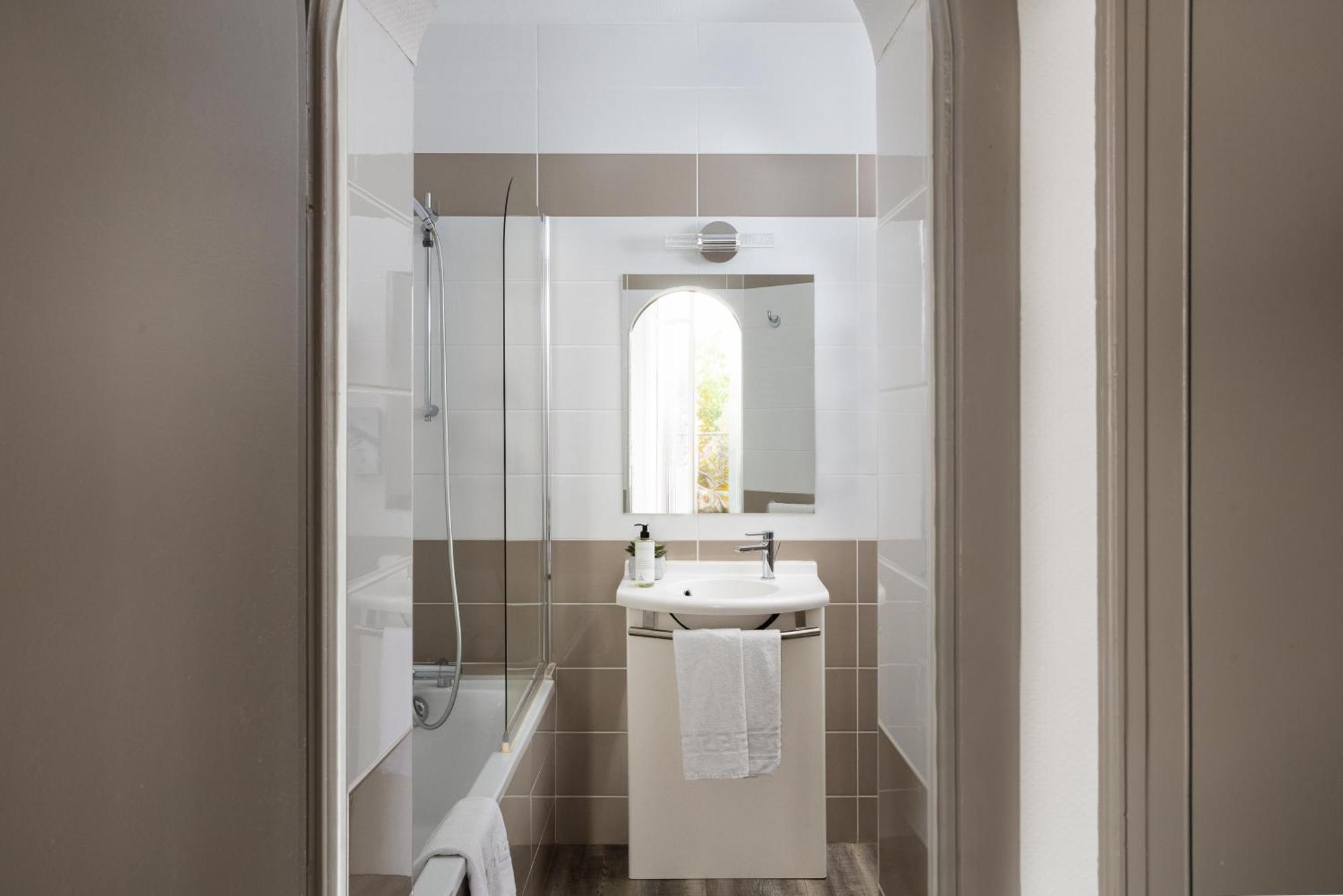 Hotel Suzane Angers Bagian luar foto