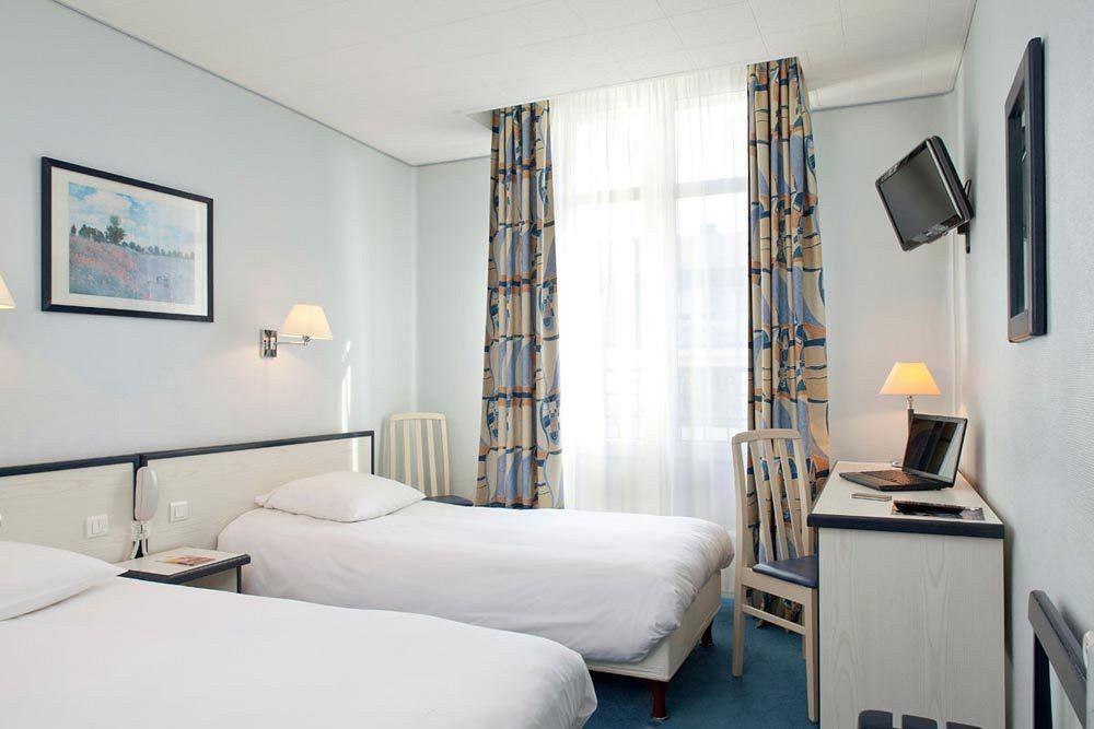 Hotel Suzane Angers Bagian luar foto