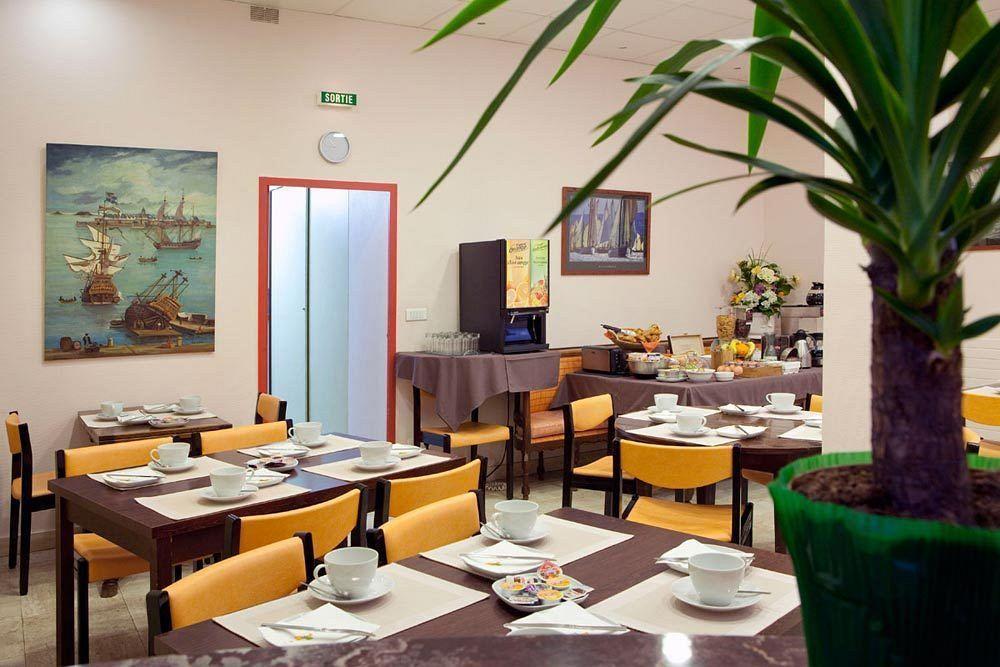Hotel Suzane Angers Bagian luar foto