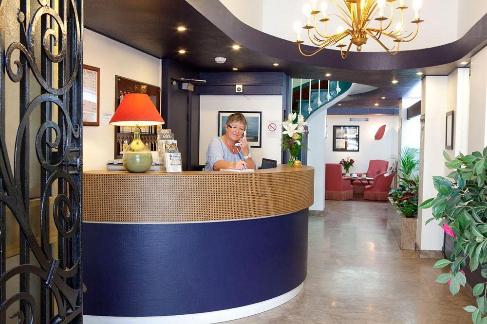 Hotel Suzane Angers Bagian luar foto